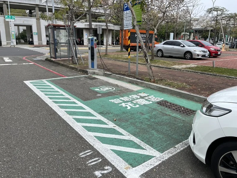 台南市永華市政中心前路邊停車常客滿，但充電停車格位也無人敢停。記者吳淑玲／攝影