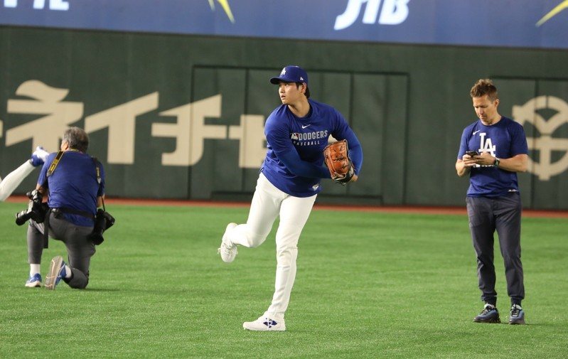 美國職業棒球大聯盟（MLB）東京系列賽前的熱身賽15日晚間在東京巨蛋登場，由洛杉磯道奇隊對上讀賣巨人，道奇隊日籍球星大谷翔平擔任「第一棒、指定打擊」。圖為大谷傍晚練習投球。圖／中央社