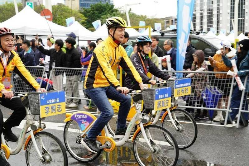 台北市長蔣萬安16日出席國際自由車環台賽，還現場小秀車技。（台北市政府提供）