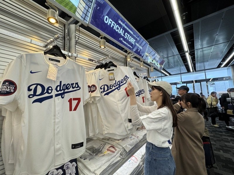 東京巨蛋附近的「MLB東京開幕戰官方商店」湧入眾多球迷搶購商品。圖中央社提供