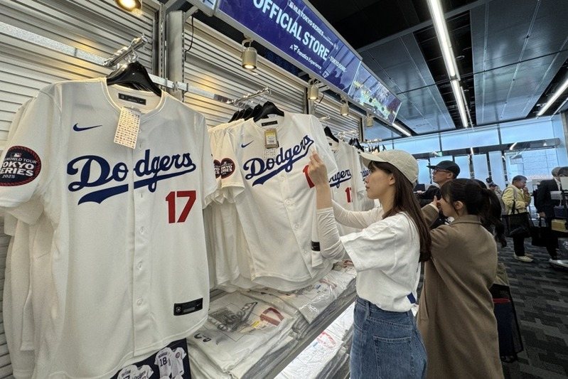 MLB／東京開幕戰粉絲冒雨排隊 搶大谷翔平周邊商品