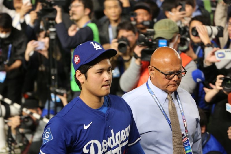 美國職棒MLB官方賽事睽違6年首次在日本舉辦，18日在東京巨蛋由洛杉磯道奇對決芝加哥小熊。大谷翔平（左）賽前現身訓練，引發東京巨蛋球迷歡呼，享受英雄級待遇。中央社