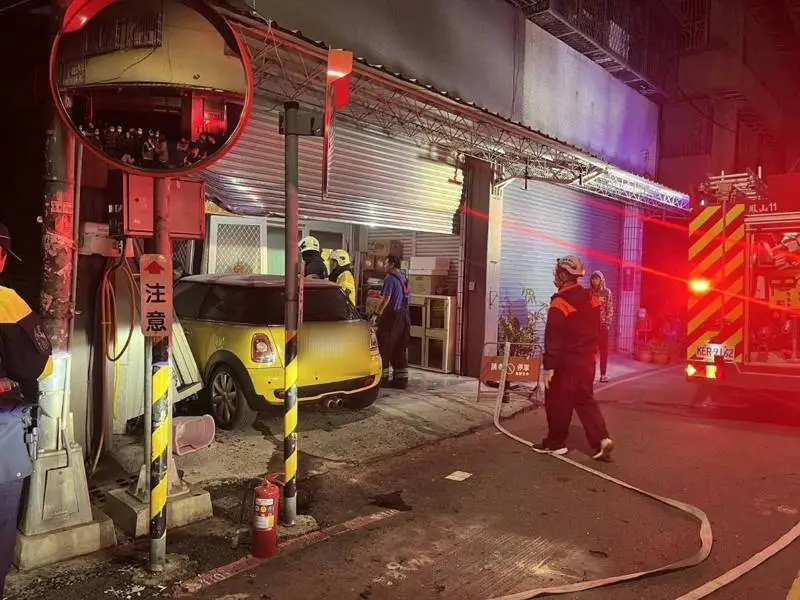 經營洗車業的莊姓男子昨深夜近零時許駕駛Mini Cooper行經高市鳳山區華山街時，疑疲勞駕駛，車突衝進民宅，幸無人受傷。記者石秀華／翻攝