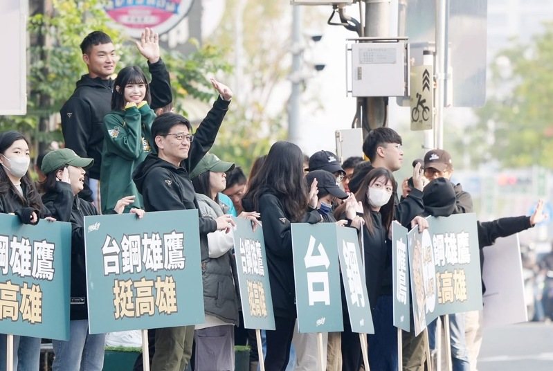 台鋼雄鷹深耕高雄在地，推動路口計畫2.0，在街頭、夜市、市場向高雄市民打招呼。圖／台鋼雄鷹隊提供