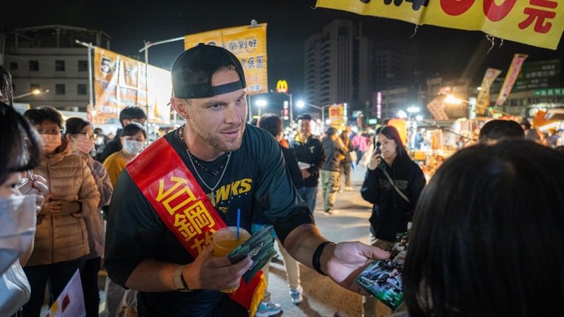 台鋼雄鷹深耕高雄在地，推動路口計畫2.0，在街頭、夜市、市場向高雄市民打招呼。圖／台鋼雄鷹隊提供