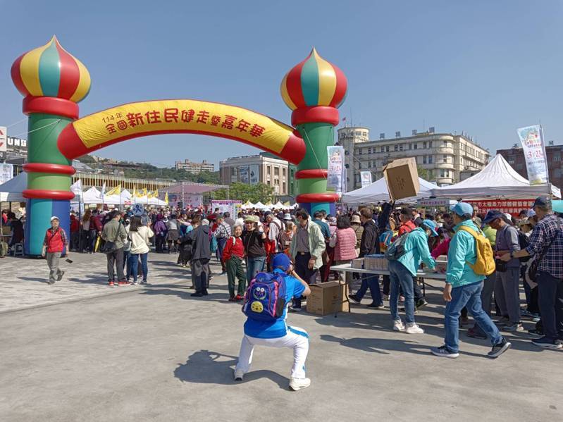 全國新住民健走暨嘉年華活動，今天在基隆登場，吸引3000多人從田寮河玉兔橋，沿著河畔走到國門廣場。記者邱瑞傑／攝影