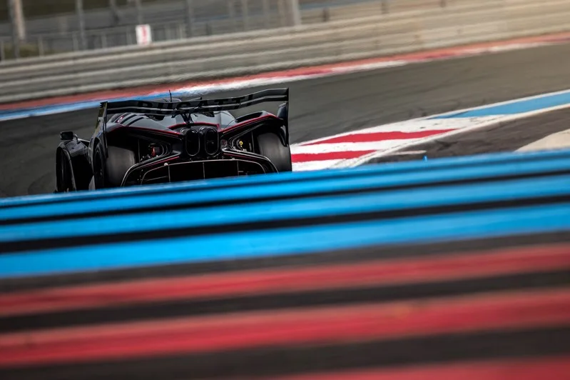 Bugatti Bolide客戶試駕活動日前在法國的保羅·里卡德賽道(Circuit Paul Ricard)舉行，車主在世界上最具標誌性的賽道之一，體驗他們新交付超跑的強勁動力和精準度。 圖／Bugatti提供