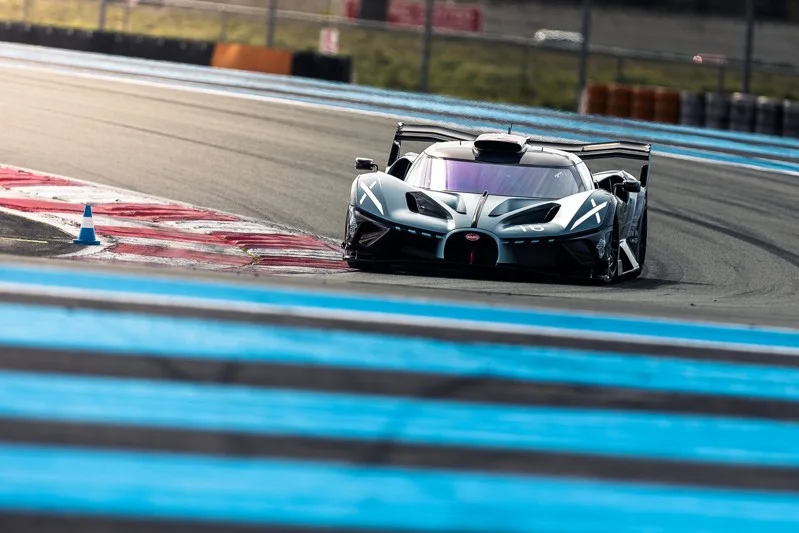 Bugatti Bolide客戶試駕活動日前在法國的保羅·里卡德賽道(Circuit Paul Ricard)舉行，車主在世界上最具標誌性的賽道之一，體驗他們新交付超跑的強勁動力和精準度。 圖／Bugatti提供