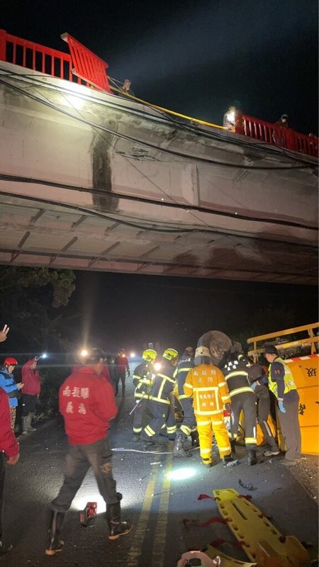 南投信義鄉垃圾車墜愛國橋 受困駕駛獲救送醫