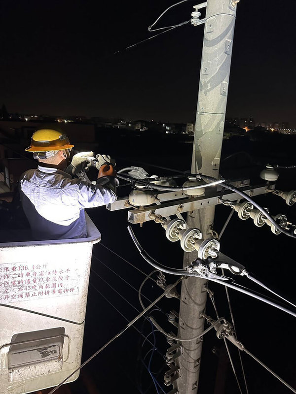 彰化縣鹿港鎮22日晚間無預警停電，有1896戶受影響。台電表示，停電主因高壓跳線斷線，經派員積極搶修，晚間9時許已全數復電。（台電提供）中央社記者鄭維真傳真 114年3月22日