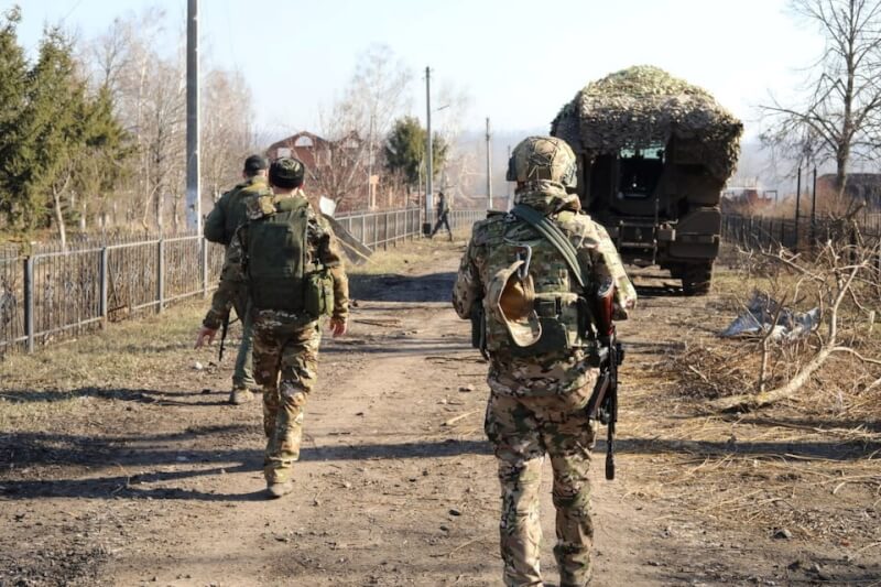 近期俄軍在庫斯克地區攻勢猛烈，圖為在庫斯克地區行動的俄軍。（ Russian Defence Ministry/Handout via 路透社）