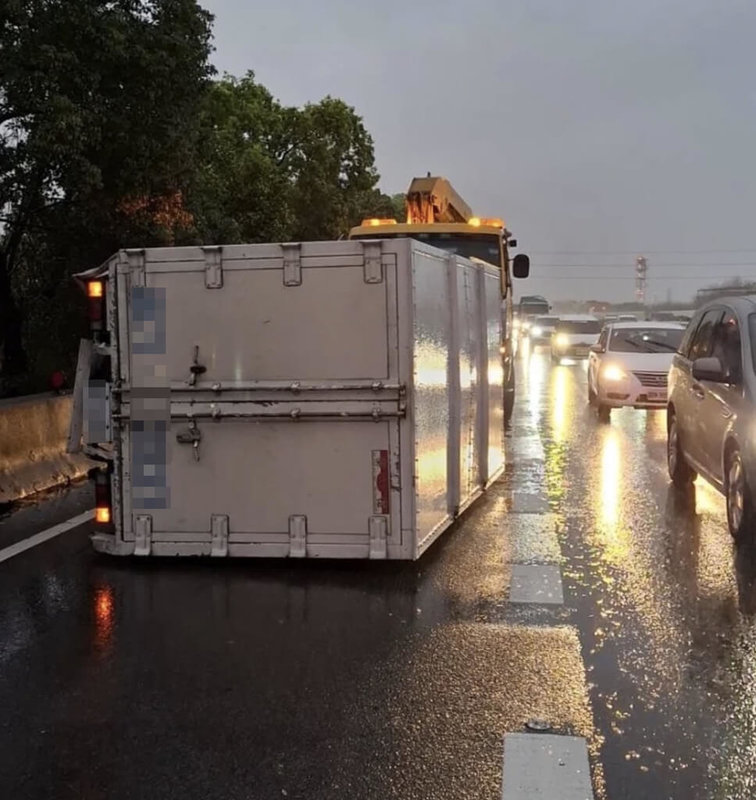 國道中山高花壇路段下大雨 小貨車翻車造成大塞車