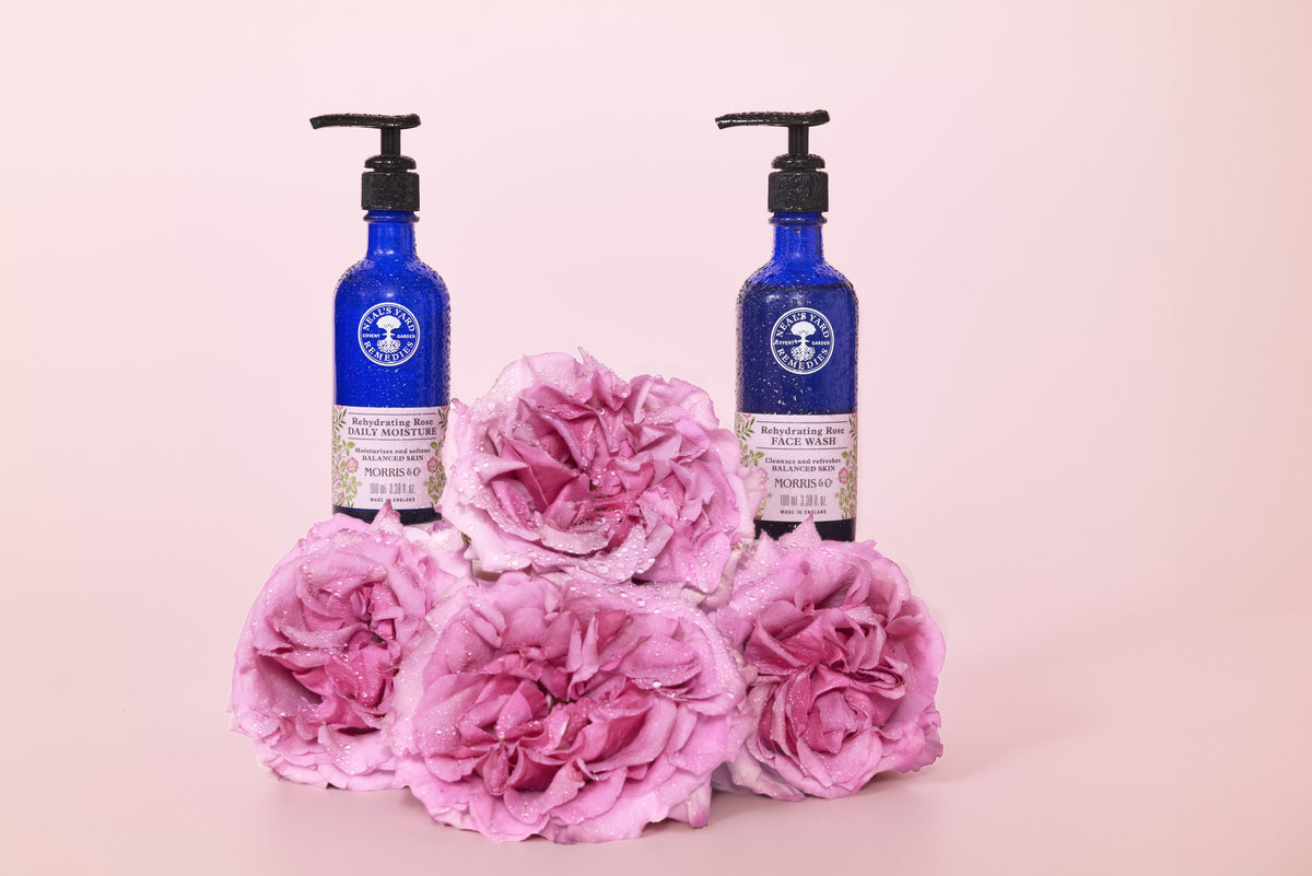 【Neal’s Yard Remedies 尼爾氏香芬庭園】攜手英國美學設計品牌Morris & Co. 全新升級配方「玫瑰保濕系列」，聯名限定發表！ /